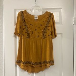 Knox Rose (target) yellow embroidered shirt. M.